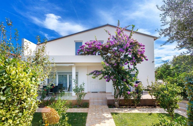 Holiday house Ližnjan for 1 - 6 persons with 2 bedrooms - Holiday home