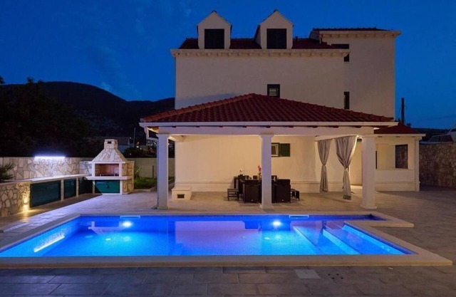 Holiday house Mokosica for 1 - 8 persons with 4 bedrooms - Holiday house