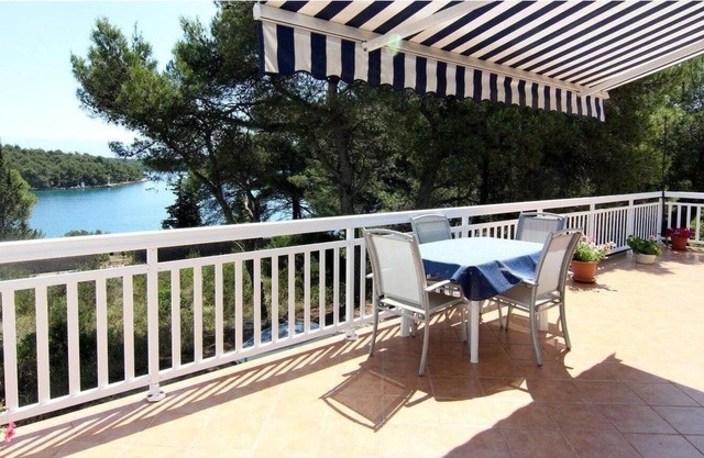 Holiday house Vrboska for 1 - 4 persons with 2 bedrooms - Row house