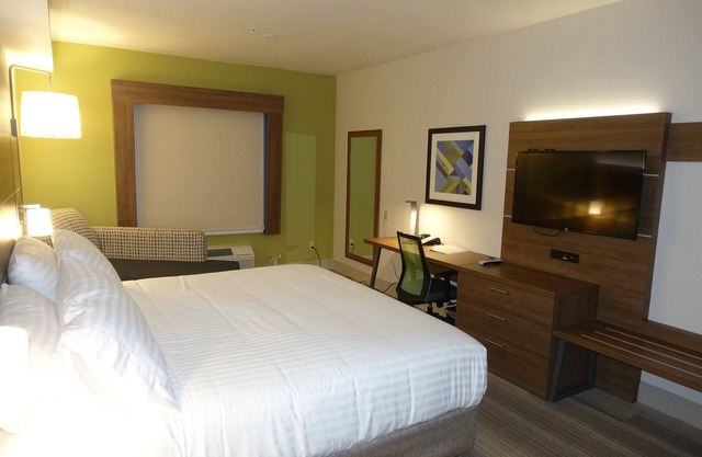 Holiday Inn Express & Suites Brentwood by IHG
