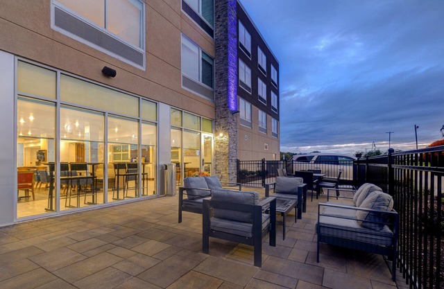 Holiday Inn Express & Suites Detroit Dearborn by IHG