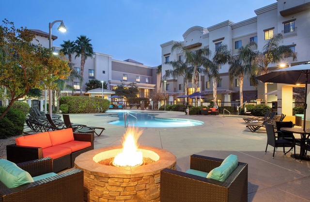 Holiday Inn Express & Suites Phoenix - Glendale Sports Dist by IHG