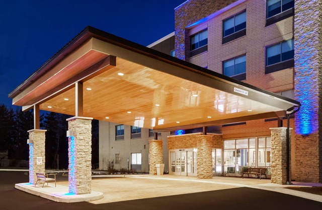 Holiday Inn Express & Suites Chicago North Shore - Niles by IHG