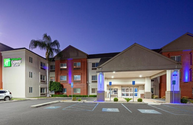 Holiday Inn Express & Suites - Tulare by IHG