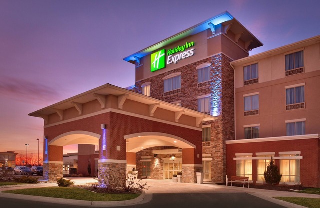 Holiday Inn Express and Suites Overland Park by IHG