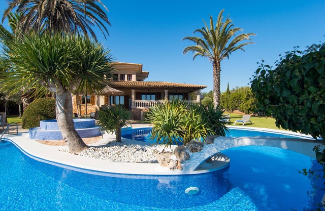 Holiday villa for 10 people near Cala D'Or and Cala Sanau.