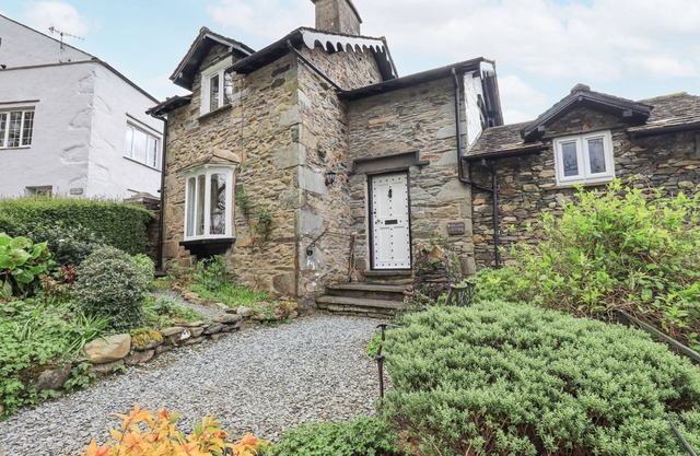 HOLLENS COTTAGE, pet friendly, with a garden in Grasmere