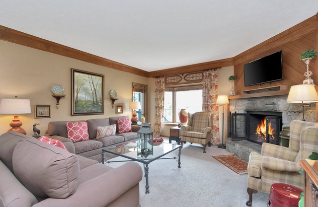Holly 2 | Fireplace, Restaurant, Pool, Spa