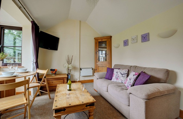 Holly Cottage - One Bedroom House, Sleeps 2