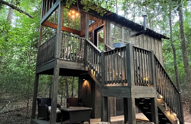Holly Trail Treehouse in Anderson with WIFI, AC, Smart TV and Full Bath