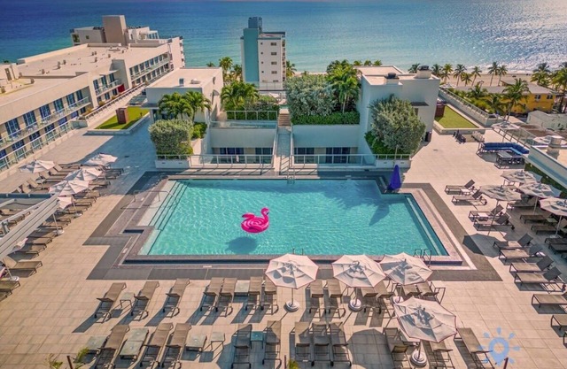 Hollywood Beach+ Gym | Rooftop Pool & Balcony