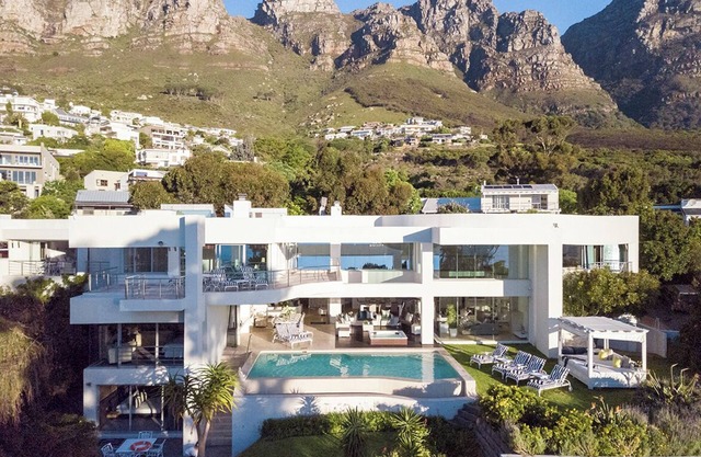 Hollywood Mansion & Spa Camps Bay, Sleeps 15, Sea Side (Award Winning 1st Place)
