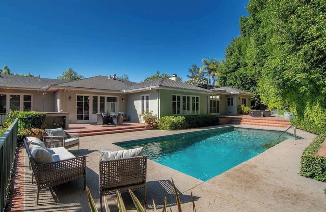 Holmby Hills 6 Bedroom Villa with Pool