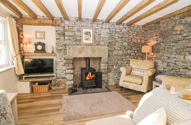 HOLME FELL VIEW, family friendly, with open fire in Sedbergh