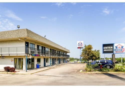 Home 6 by Townhouse Topeka KS I 70