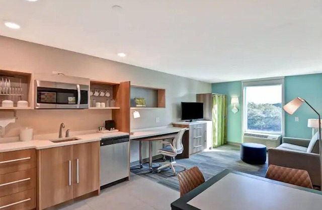 Home Away From Home: 3 Units w/Kitchenette. Minutes to Busch Gardens!