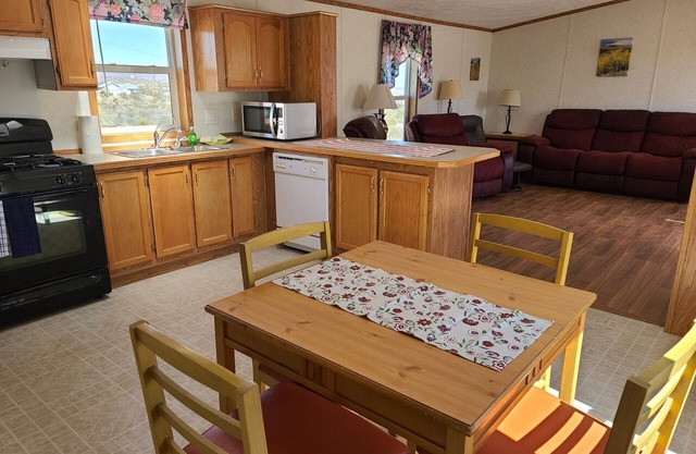 Home by Lake Mead and Grand Canyon West, beautiful & majestic country, sleeps 7