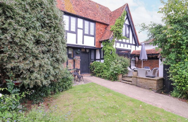 HOME BY THE SEA, pet friendly, with open fire in Clacton-On-Sea