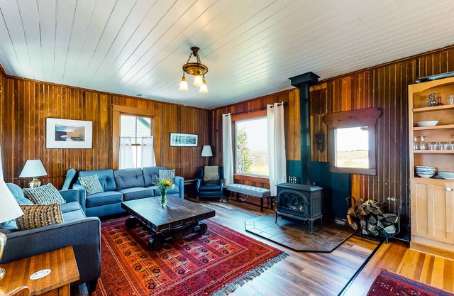 Home & cottage with stunning views, fireplaces, sauna, and high-speed WiFi