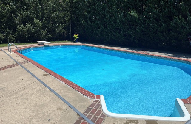 Home for EAA Week! Pool, HotTub and Much More to Relax before or after Airshow!