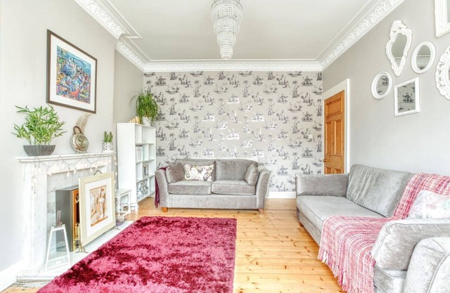 Home from Home by Holyrood Park sleeping 4 - with garden, parking & Wifi!