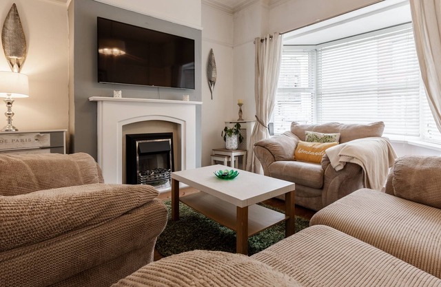 Home in Anfield+hot tub+Free Parking Sleeps 11!