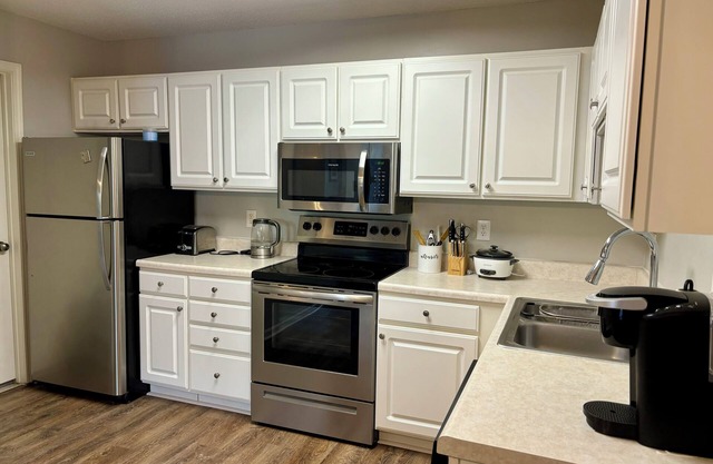 Home in Raleigh with office. Pool.n10 mins to RDU. Central location.