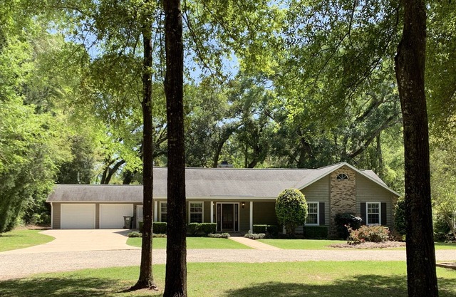 “Home" in safe neighborhood with private SW pool under grand grand live oaks