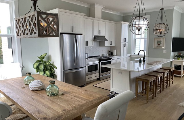 Home near Sullivans Island, Old Village, Mt Pleasant, beaches, 10 min to CHS