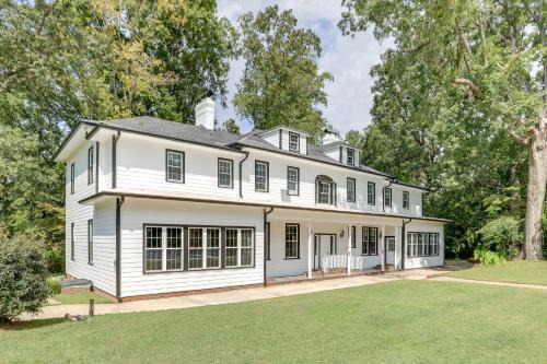 Home on Sprawling Estate, 6 Mi to Dtwn Spartanburg