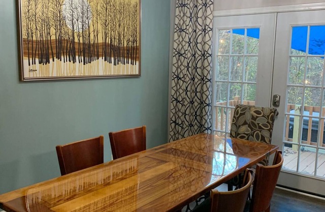 Home with Hot Tub and Game Room, Our Nest in the Woods with 2 King & 3 twin bedn