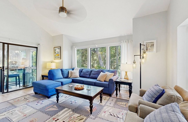 Home with patio, golf views, close to beach and restaurants