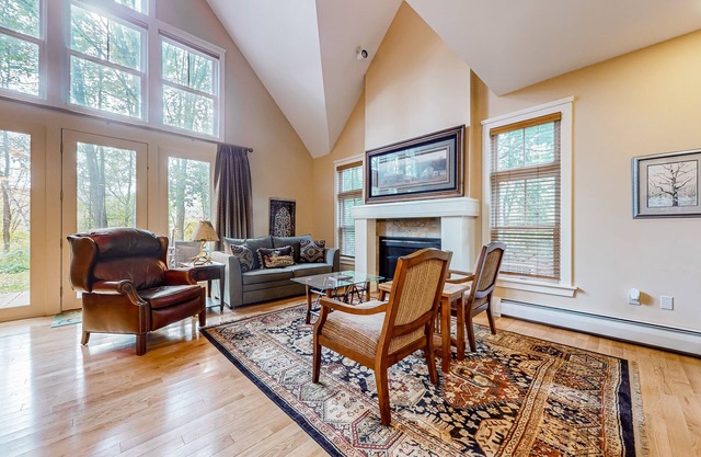 Home with private apartment, patio, fireplace, on-site pool, gym & tennis access