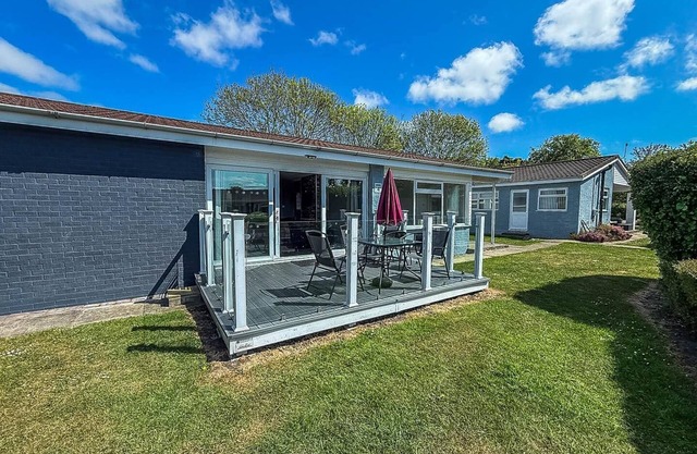 Homely chalet on a Brilliant holiday park in Lowestoft ref 12004B