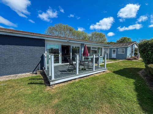 Homely Chalet On A Brilliant Holiday Park In Lowestoft Ref 12004B