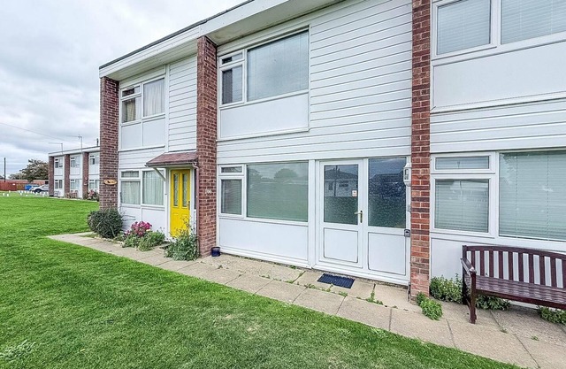 Homely chalet to hire in Scratby nearby the beach in Norfolk ref 76166B