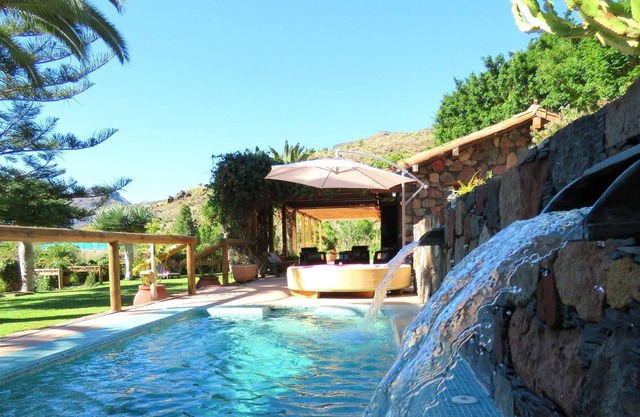 Homerez - Spacious villa With garden and mountain view