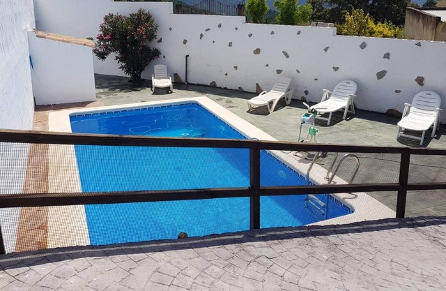 Homerez - Chalet for 8 ppl. with swimming-pool, garden and terrace at Algar