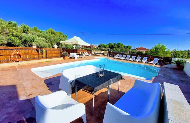 Homerez - Charming Villa in Godelleta with Private Pool