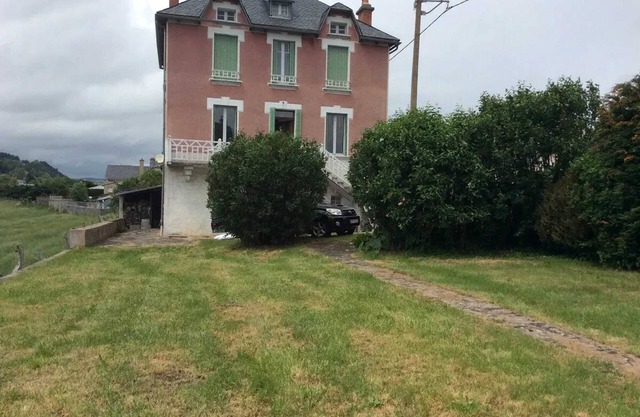 Homerez - Cozy House in Allanche with Garden and Barbecue