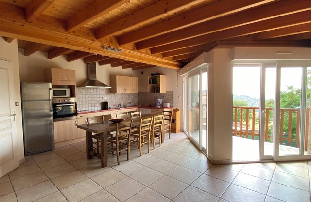 Homerez - Family House in Colombier