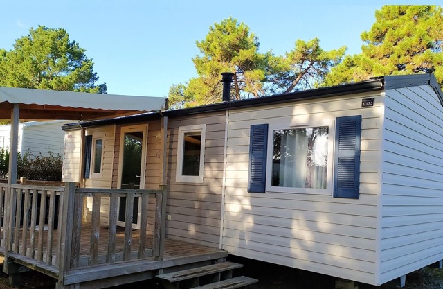 Homerez - Great bungalow for 6 people. with pool access in Argences-en-Aubrac