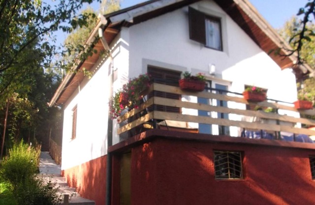 Homerez - Nice house for 5 ppl. with garden and terrace at Jazvine