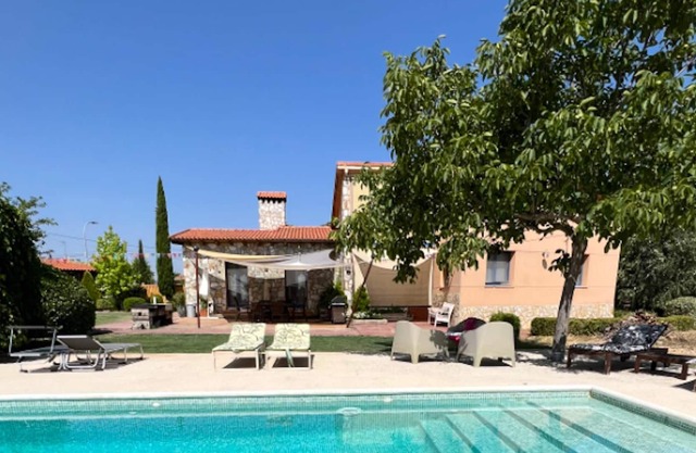 Homerez - Spacious villa for 8 ppl. with swimming-pool and terrace at Uceda