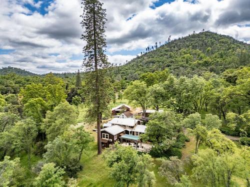 Homestead Ranch near Yosemite with Horses and Chickens