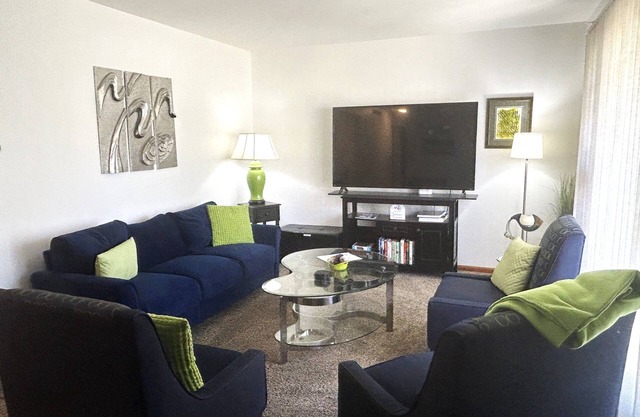 Hometown Cozy ADA friendly, Kids, Pets, King Bed! Quiet, Safe Neighborhood