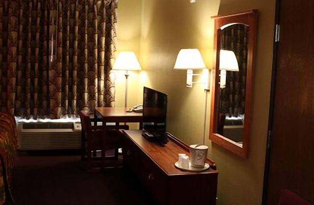 HomeTown Inn & Suites