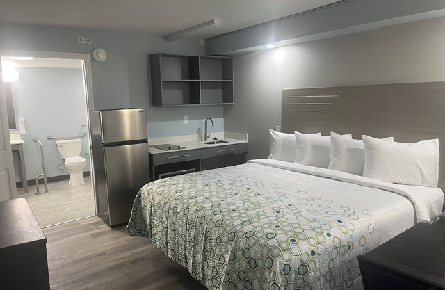 HomeTowne Studios by Red Roof Athens, TN