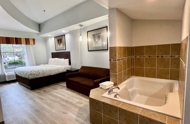 Hometowne Studios & Suites By Red Roof Washington