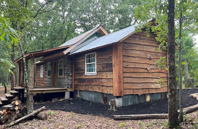Honey Springs Cabin- restored historic cabin 12 minutes from Lake of the Ozarks